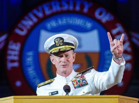 navy-seal-admiral-bill-mcraven-university-texas-austin-commencement-hook-em